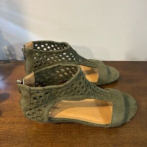Comfortview “The Harper” Sandal Green Faux Suede Back Ankle Zipper 1in Heel 10WW